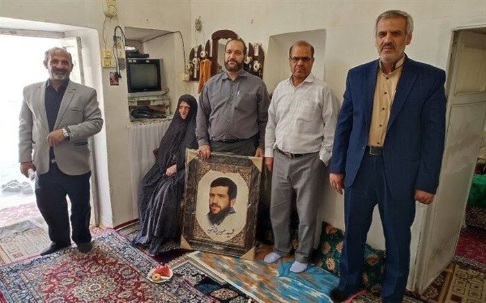 دیدار مدیر آموزش و پرورش کهک قم با خانواده شهدا