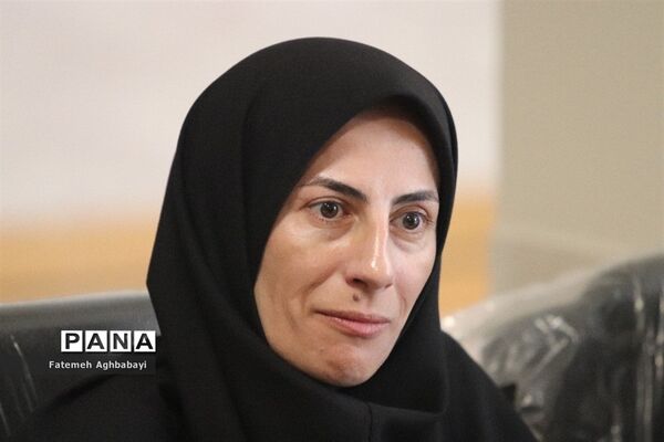 جلسه مدیرکل آموزش و پرورش چهارمحال و بختیاری با ناظران مسابقات دو و میدانی و شطرنج دانش‌آموزان دختر سراسر کشور