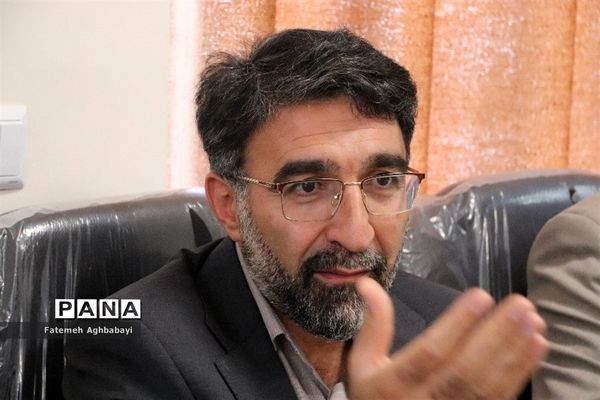 جلسه مدیرکل آموزش و پرورش چهارمحال و بختیاری با ناظران مسابقات دو و میدانی و شطرنج دانش‌آموزان دختر سراسر کشور