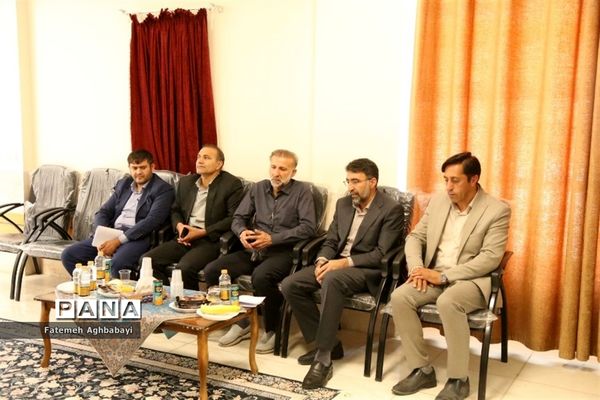 جلسه مدیرکل آموزش و پرورش چهارمحال و بختیاری با ناظران مسابقات دو و میدانی و شطرنج دانش‌آموزان دختر سراسر کشور