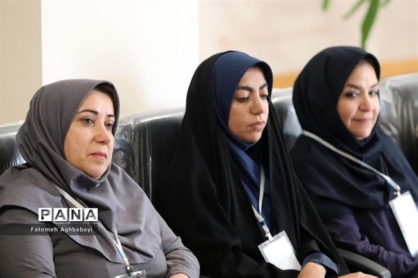 جلسه مدیرکل آموزش و پرورش چهارمحال و بختیاری با ناظران مسابقات دو و میدانی و شطرنج دانش‌آموزان دختر سراسر کشور