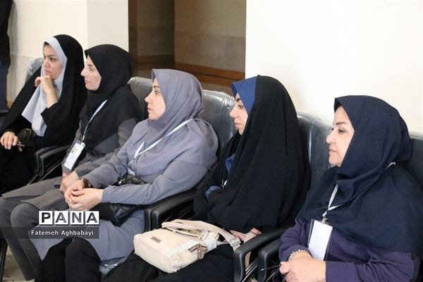 جلسه مدیرکل آموزش و پرورش چهارمحال و بختیاری با ناظران مسابقات دو و میدانی و شطرنج دانش‌آموزان دختر سراسر کشور