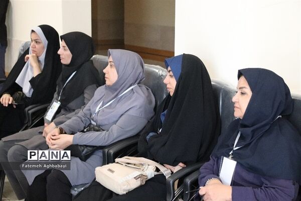 جلسه مدیرکل آموزش و پرورش چهارمحال و بختیاری با ناظران مسابقات دو و میدانی و شطرنج دانش‌آموزان دختر سراسر کشور