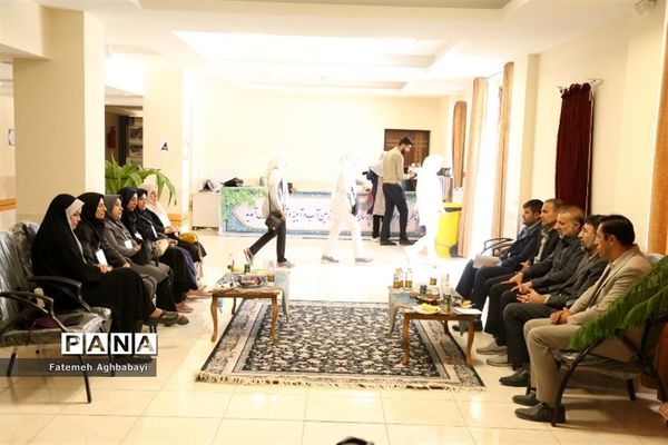 جلسه مدیرکل آموزش و پرورش چهارمحال و بختیاری با ناظران مسابقات دو و میدانی و شطرنج دانش‌آموزان دختر سراسر کشور