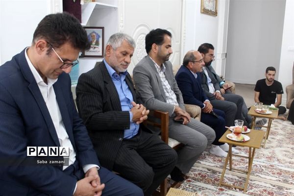 دیدار فرماندار و امام جمعه سرخ رود با خانواده شهید بهرام طهماسبی