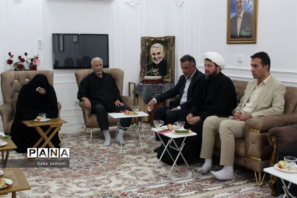 دیدار فرماندار و امام جمعه سرخ رود با خانواده شهید بهرام طهماسبی