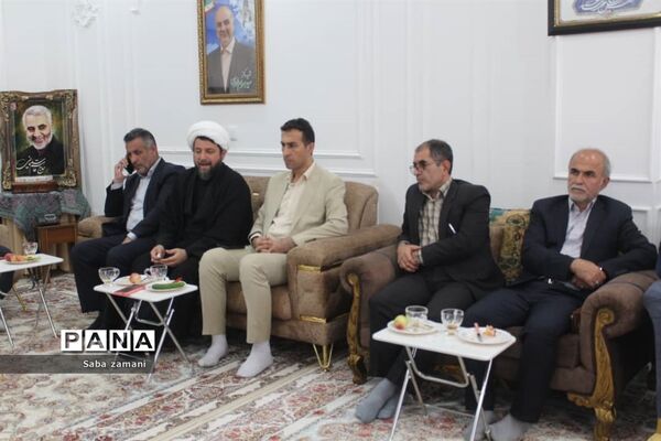 دیدار فرماندار و امام جمعه سرخ رود با خانواده شهید بهرام طهماسبی