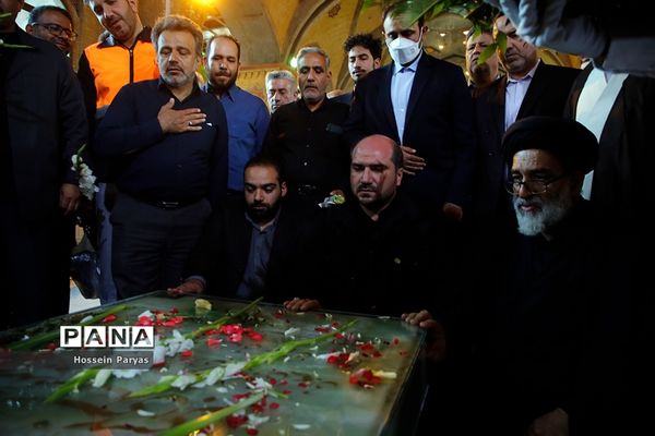 مراسم عطر افشانی و گلریزان مزار مطهر شهدای هشتم شهریور