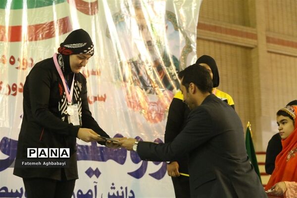 اهدای مدال روز اول و دوم مسابقات دو و میدانی دختران در شهرکرد