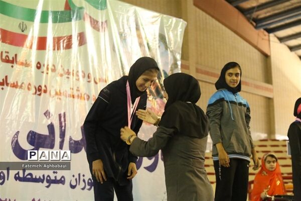 اهدای مدال روز اول و دوم مسابقات دو و میدانی دختران در شهرکرد
