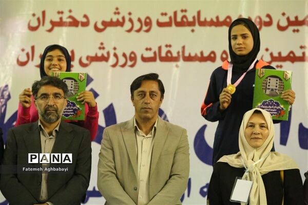 اهدای مدال روز اول و دوم مسابقات دو و میدانی دختران در شهرکرد