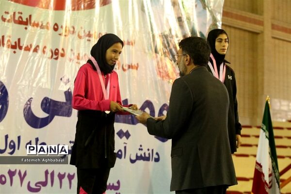 اهدای مدال روز اول و دوم مسابقات دو و میدانی دختران در شهرکرد