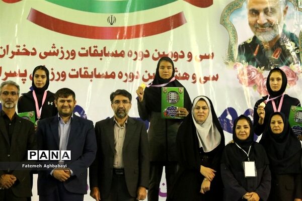 اهدای مدال روز اول و دوم مسابقات دو و میدانی دختران در شهرکرد