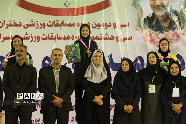 اهدای مدال روز اول و دوم مسابقات دو و میدانی دختران در شهرکرد