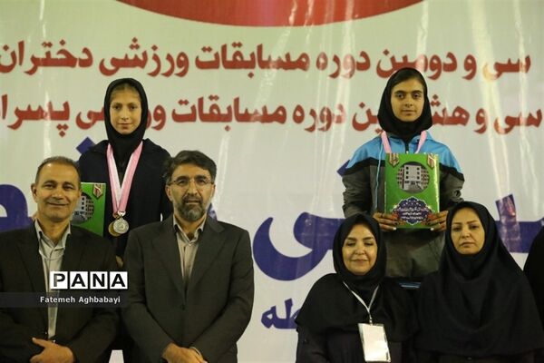 اهدای مدال روز اول و دوم مسابقات دو و میدانی دختران در شهرکرد