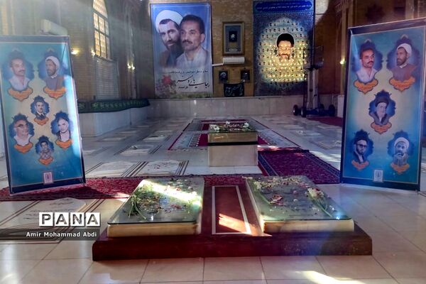 مراسم عطر افشانی وگلریزان مزار مطهر شهدای هشتم شهریور