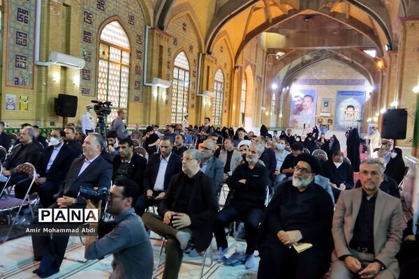 مراسم عطر افشانی وگلریزان مزار مطهر شهدای هشتم شهریور