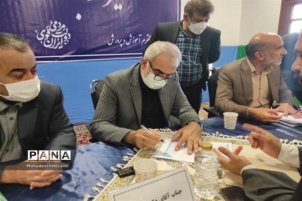 میز ارتباط مردمی با وزیر آموزش و پرورش و مسئولان استان در مصلی نماز جمعه