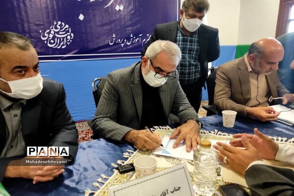 میز ارتباط مردمی با وزیر آموزش و پرورش و مسئولان استان در مصلی نماز جمعه