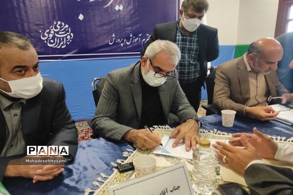 میز ارتباط مردمی با وزیر آموزش و پرورش و مسئولان استان در مصلی نماز جمعه