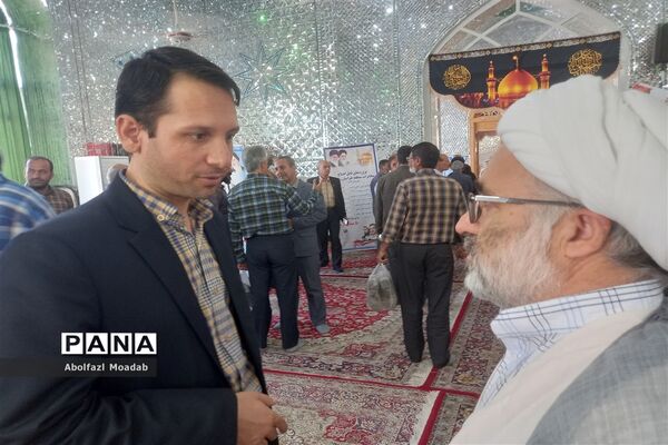 میز خدمت مسئولان کاشمر در نماز جمعه