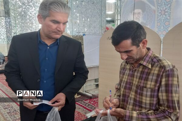 میز خدمت مسئولان کاشمر در نماز جمعه