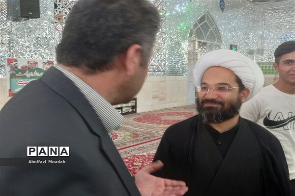 میز خدمت مسئولان کاشمر در نماز جمعه