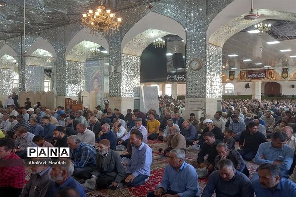 میز خدمت مسئولان کاشمر در نماز جمعه