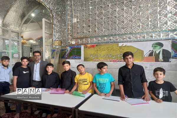 میز خدمت مسئولان کاشمر در نماز جمعه