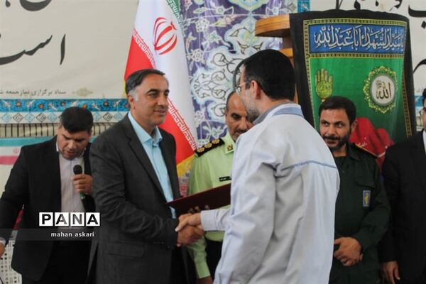 برپایی میز خدمت و تقدیر از کارمندان نمونه در گلوگاه