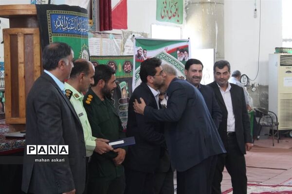 برپایی میز خدمت و تقدیر از کارمندان نمونه در گلوگاه