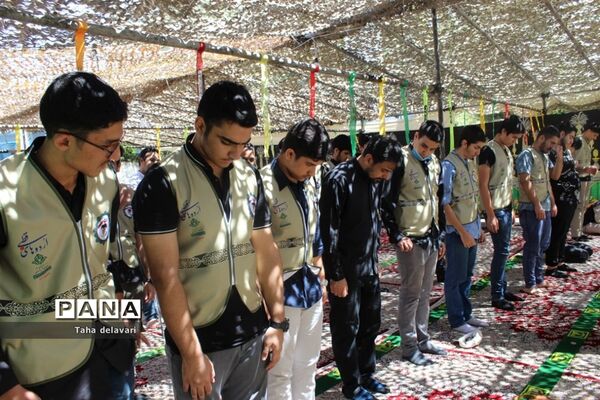 برپایی نماز جماعت در اردوی قطبی دانش آموزان