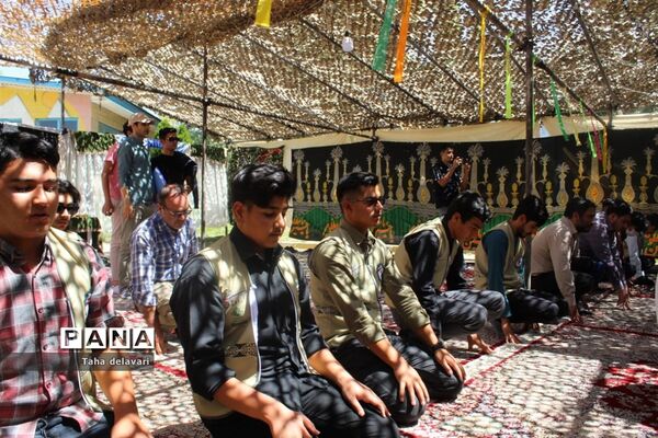 برپایی نماز جماعت در اردوی قطبی دانش آموزان