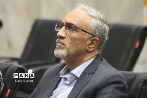 غبارروبی مزار شهدای قم با حضور کارکنان پدافند هوایی ارتش