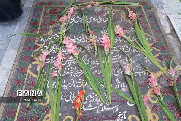 غبارروبی مزار شهدای قم با حضور کارکنان پدافند هوایی ارتش