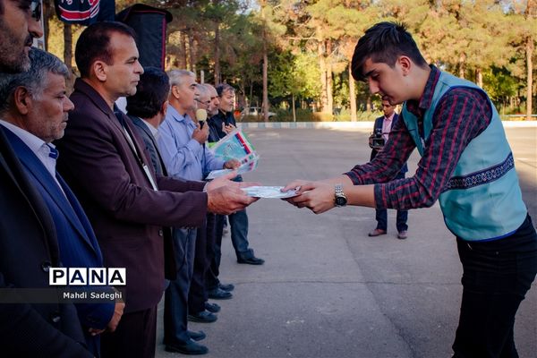 صبحگاه آخرین روز از اردوی قطبی دانش‌آموزان عضو سازمان دانش‌آموزی در اصفهان