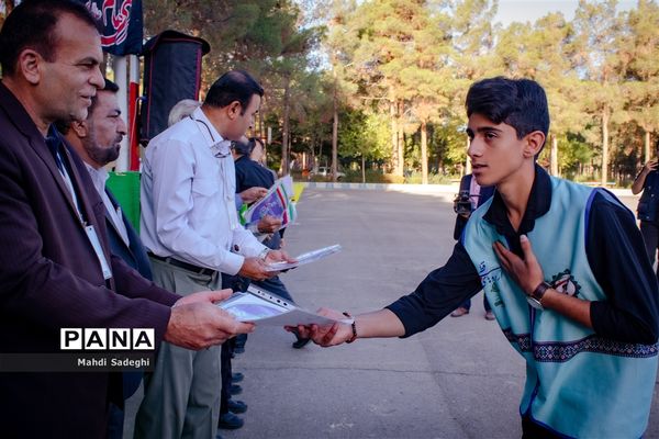 صبحگاه آخرین روز از اردوی قطبی دانش‌آموزان عضو سازمان دانش‌آموزی در اصفهان
