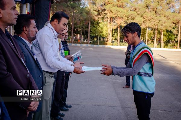 صبحگاه آخرین روز از اردوی قطبی دانش‌آموزان عضو سازمان دانش‌آموزی در اصفهان