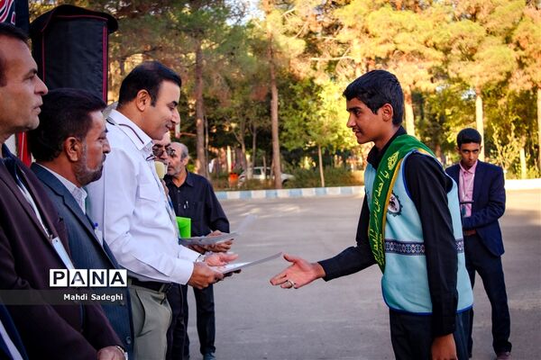 صبحگاه آخرین روز از اردوی قطبی دانش‌آموزان عضو سازمان دانش‌آموزی در اصفهان