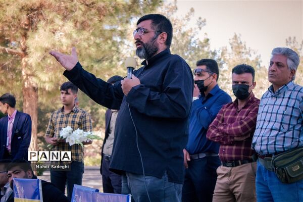 بازدید دانش‌آموزان شرکت‌کننده در اردوی قطبی از گلستان شهداء اصفهان