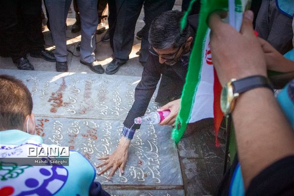 بازدید دانش‌آموزان شرکت‌کننده در اردوی قطبی از گلستان شهداء اصفهان