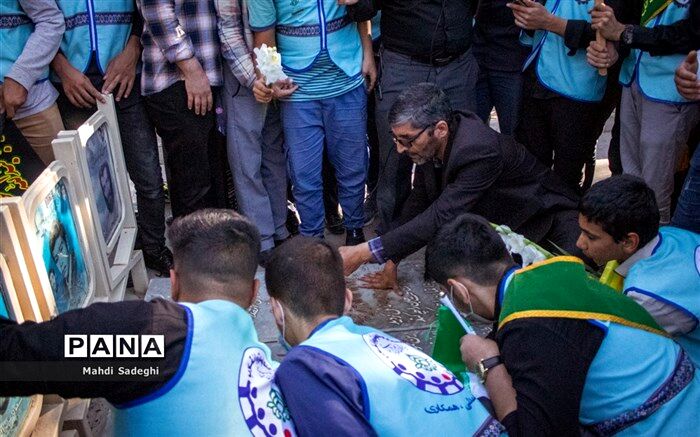 غبار روبی  قبور شهدا توسط دانش‌آموزان عضو سازمان دانش‌آموزی در گلستان شهداء اصفهان
