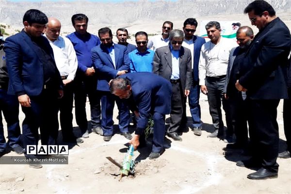 با حضور وزیر علوم سه پروژه صنعتی در شهرستان کازرون کلنگ‌زنی شد