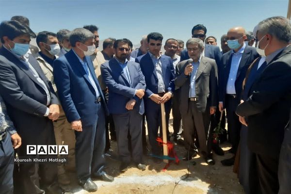 با حضور وزیر علوم سه پروژه صنعتی در شهرستان کازرون کلنگ‌زنی شد