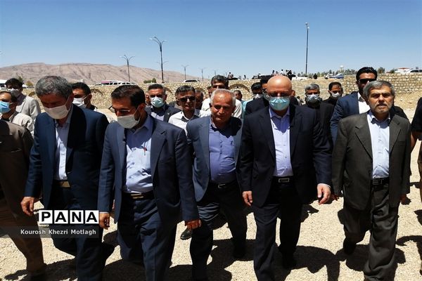 با حضور وزیر علوم سه پروژه صنعتی در شهرستان کازرون کلنگ‌زنی شد