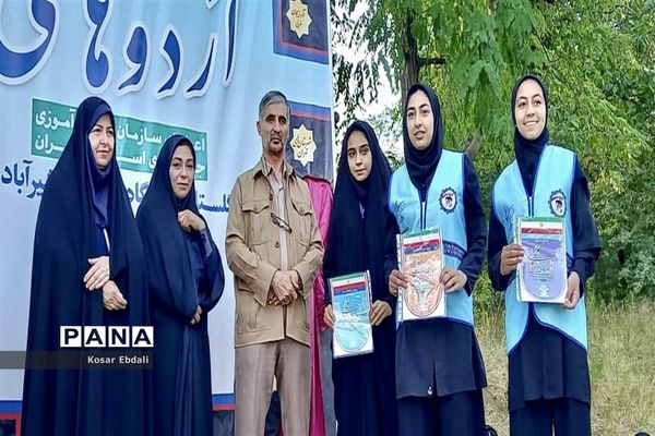 دریافت پرچم‌های افتخار خلاقیت و نوآوری  دیانت و معنویت و شور و نشاط توسط اعضای سازمان دانش‌آموزی گلستان‌