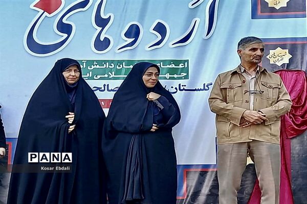 دریافت پرچم‌های افتخار خلاقیت و نوآوری  دیانت و معنویت و شور و نشاط توسط اعضای سازمان دانش‌آموزی گلستان‌