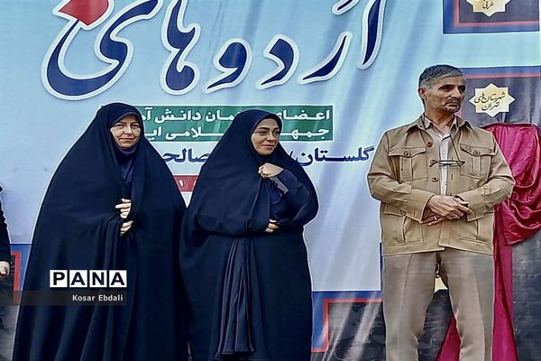 دریافت پرچم‌های افتخار خلاقیت و نوآوری  دیانت و معنویت و شور و نشاط توسط اعضای سازمان دانش‌آموزی گلستان‌