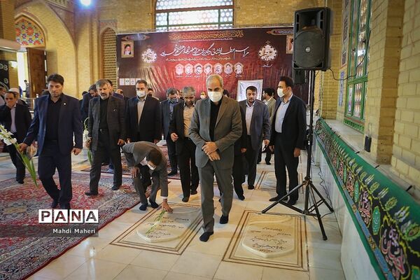 حضور وزیر آموزش و پرورش بر سر مزار شهیدان رجایی و باهنر