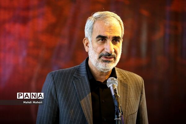 حضور وزیر آموزش و پرورش بر سر مزار شهیدان رجایی و باهنر